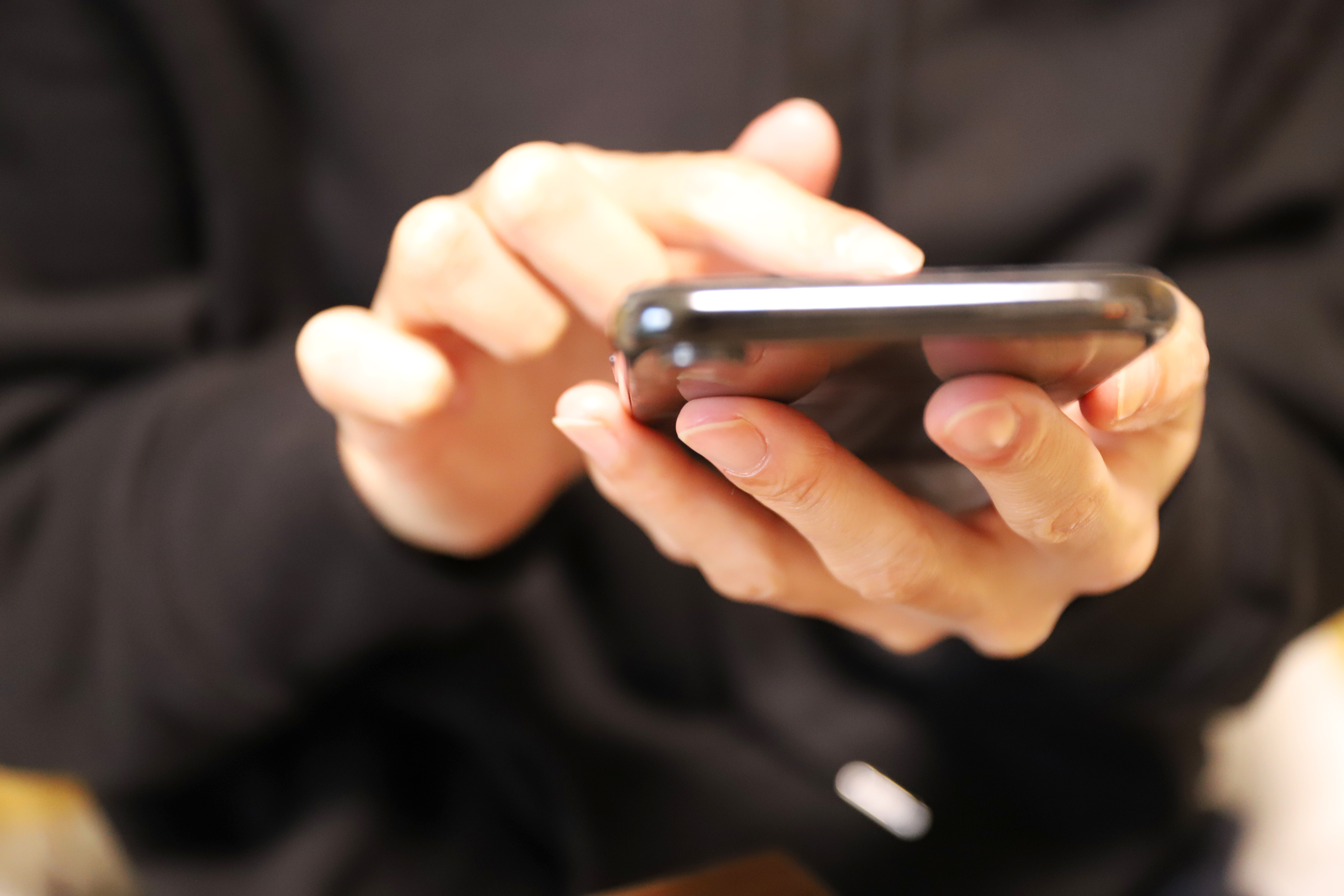 デリヘルに電話している